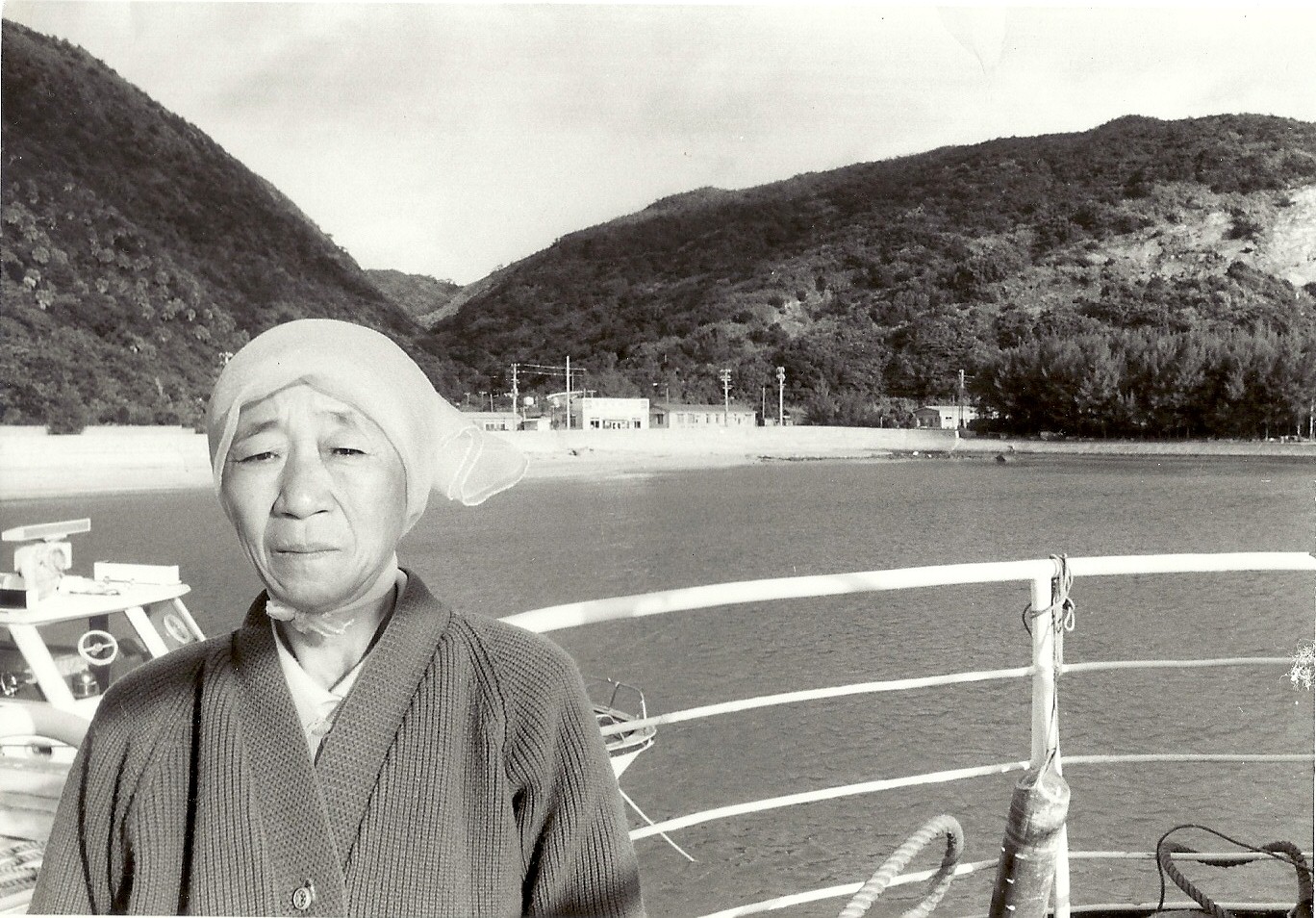 1979년 배 위의 배봉기. 사진의 배경은 도카시키 섬이다. ⓒ가와타 후미코