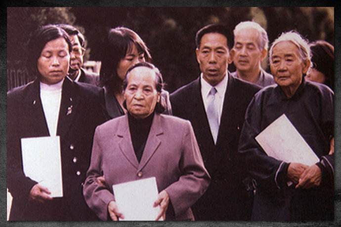 2000년, 완아이화(맨 앞줄)가 일본정부를 제소하러 가는 모습 (출처: twoeggz.com)