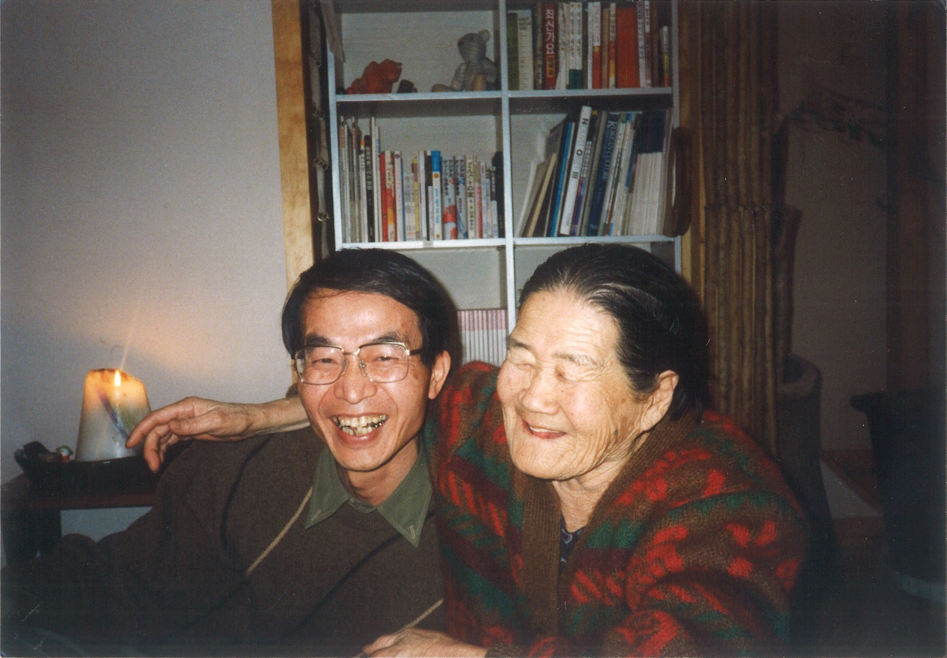 2001년 2월 13일 나눔의 집에서 박두리 씨(오른쪽)와 하나후사 도시오 ⓒ하나후사 에미코