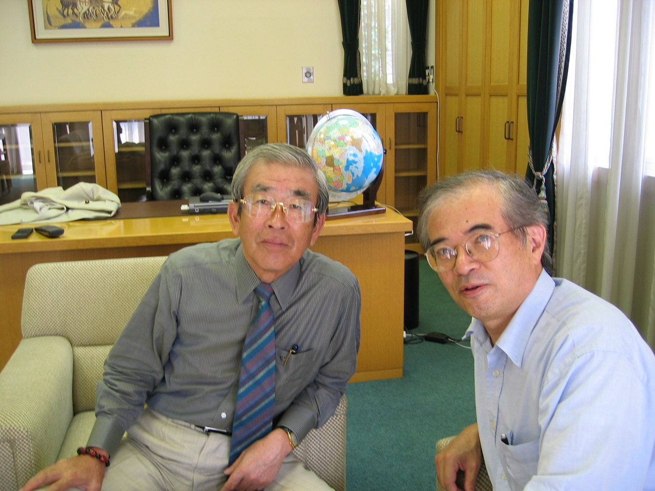 2004년 7월 22일 모토오카 쇼지 참의원 부의장 관저에서 국제인권법정책연구소 창설 협의 당시 모토오카 참의원 부의장(왼쪽)과 필자 ⓒ도츠카 에츠로