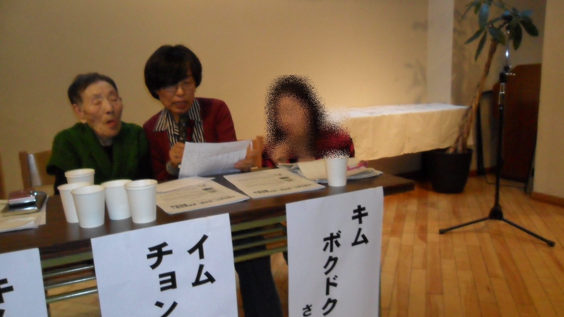 2010년 11월 26일 일본 오사카에서 이경희 일본군위안부할머니와함께하는마창진시민모임 대표(가운데)가 일본군‘위안부’ 피해자 임정자 님의 증언을 대신 읽고 있다. ⓒ이경희