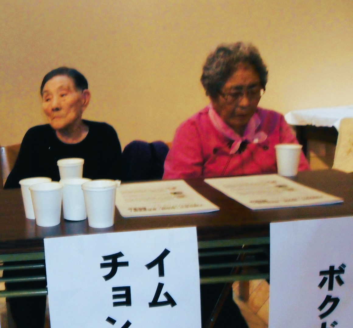 2010년 11월 26일 일본 오사카의 간사이네트워크 소속 단체 활동가들이 준비한 증언 행사에 참석한 모습 ⓒ이경희