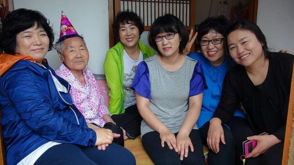 2015년 생신 잔치 후 할머니 댁에서 남해여성회 회원들과 함께 ©김정화