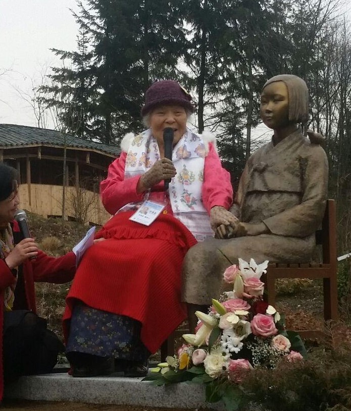 2017년 3월 8일 독일 비젠트 시 네팔-히말라야 파빌리온 공원에서 촬영한 안점순 할머니와 소녀상