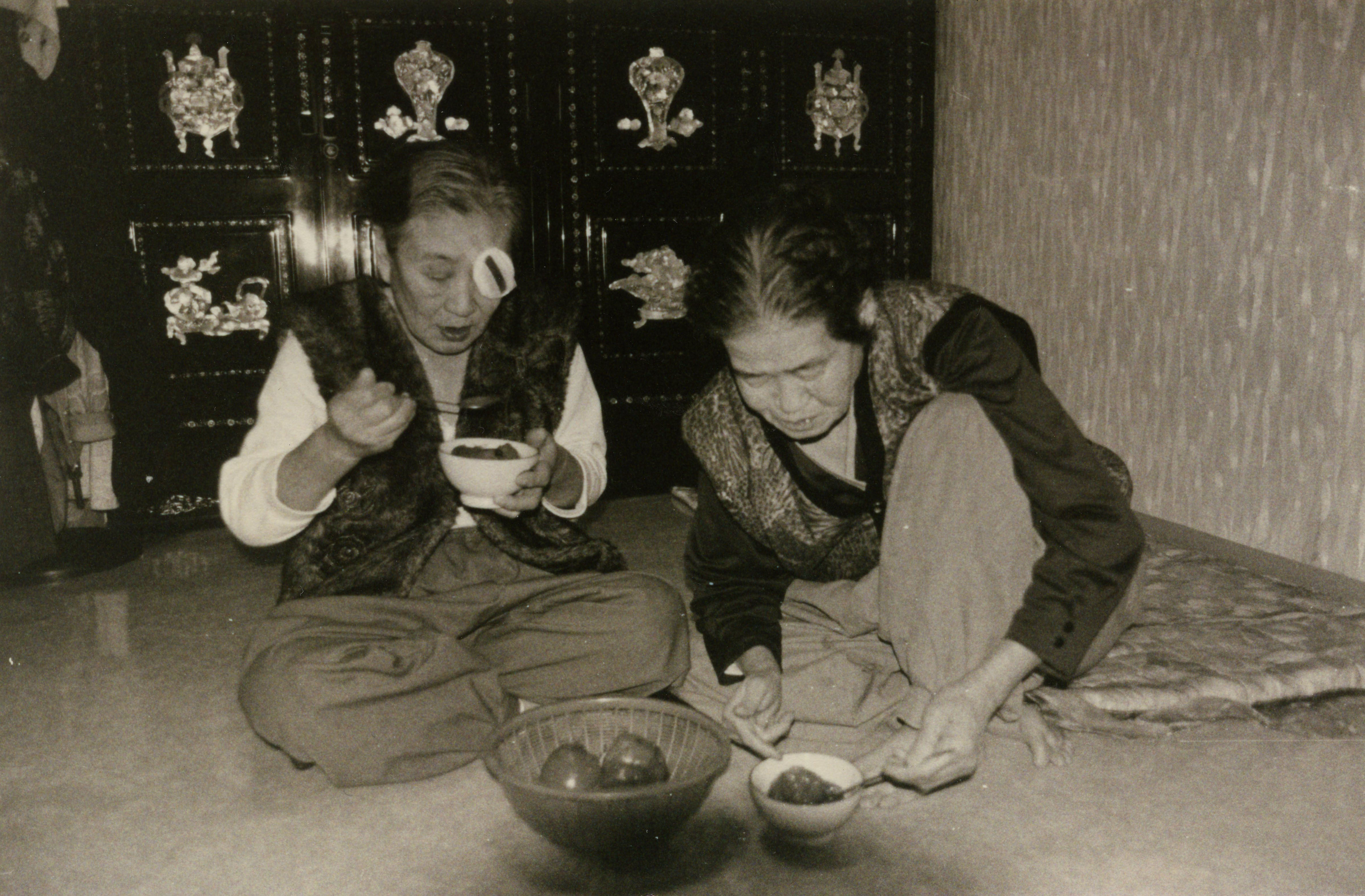김복동이 나눔의집 방 안에서 박두리(오른쪽)와 함께 식사를 하고 있다.