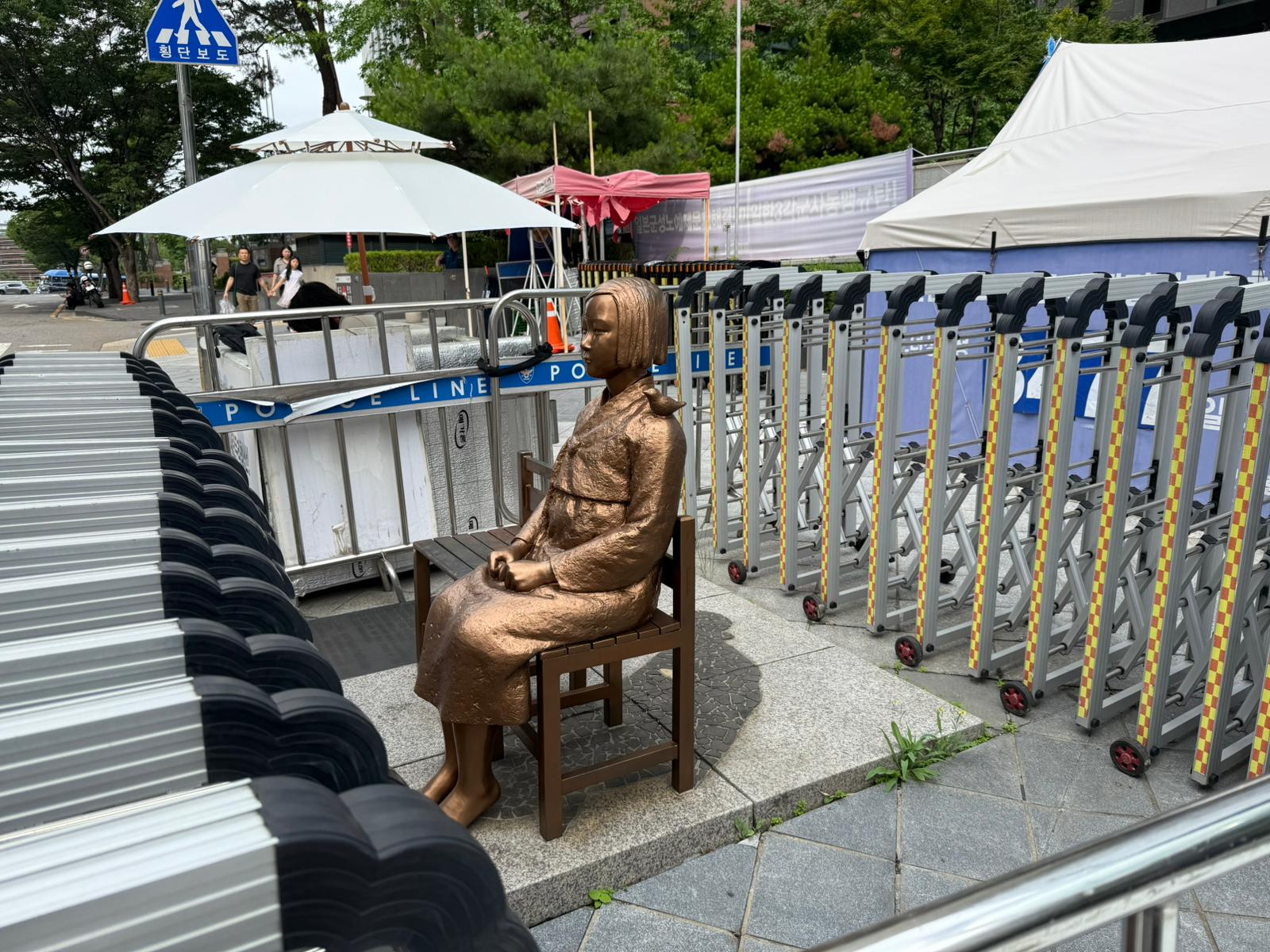 [Photo 2] The Statue of Peace in front of the former Japanese Embassy in Seoul is surrounded by police barricades. (Credit: Contested Histories Initiative)