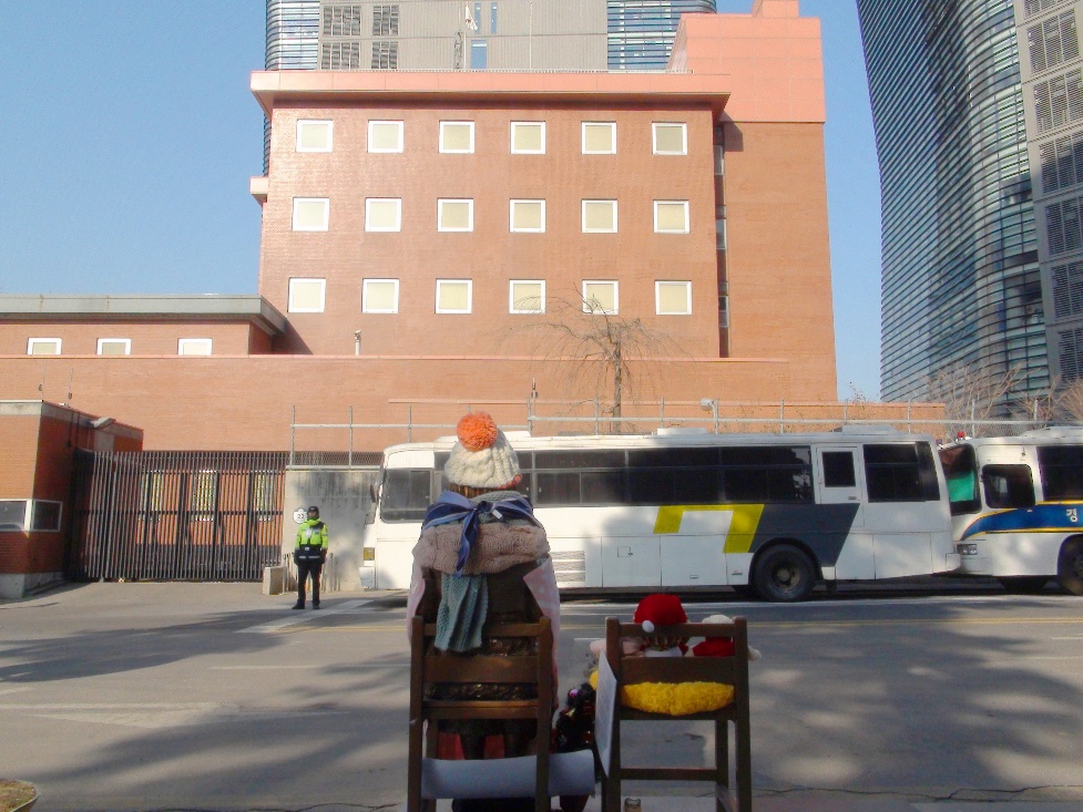 [Photo 2] The Statue of Peace in Front of the Japanese Embassy in Seoul (Credit: Sakaori, Wikimedia Commons)