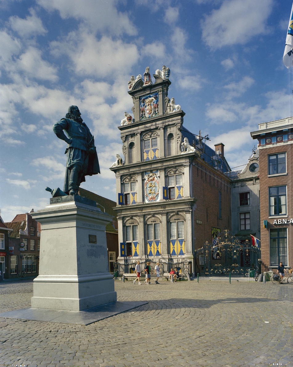 [Photo 5] The statue of Jan Pieterszoon Coen in Hoorn, the Netherlands (Credit: Gerard Dukker, 1987, Rijksdienst voor het Cultureel Erfgoed, Wikimedia Commons).*
