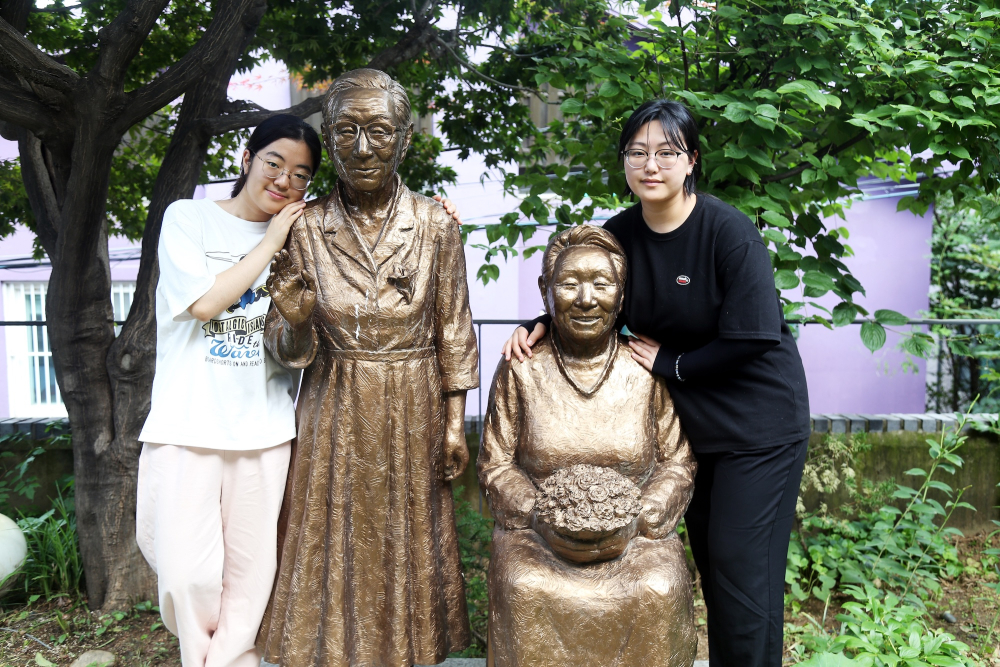 [사진 4] 김복동 할머니와 길원옥 할머니 동상 옆에 선 이자민, 이연우 학생