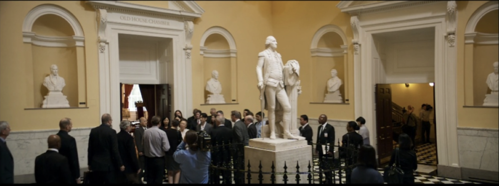 [사진 5] 영화에서 미국 위인 동상이 둘러싸고 있는 홀에서 옥분이 미국 의원들에게 사과와 경의를 받고 있는 모습 Ⓒ<아이 캔 스피크>(1:49:04)