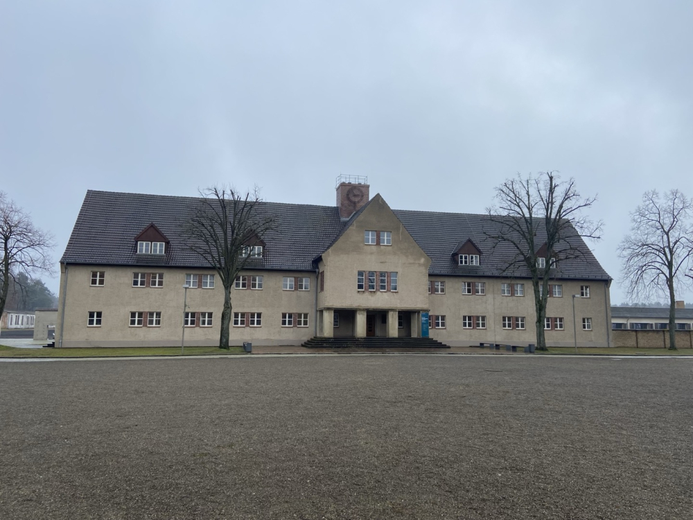 [사진 11] 수용소 본부. 현재는 <라벤스브뤼크 여성 수용소. 역사와 기념> 상설 전시장으로 개조되 었다.