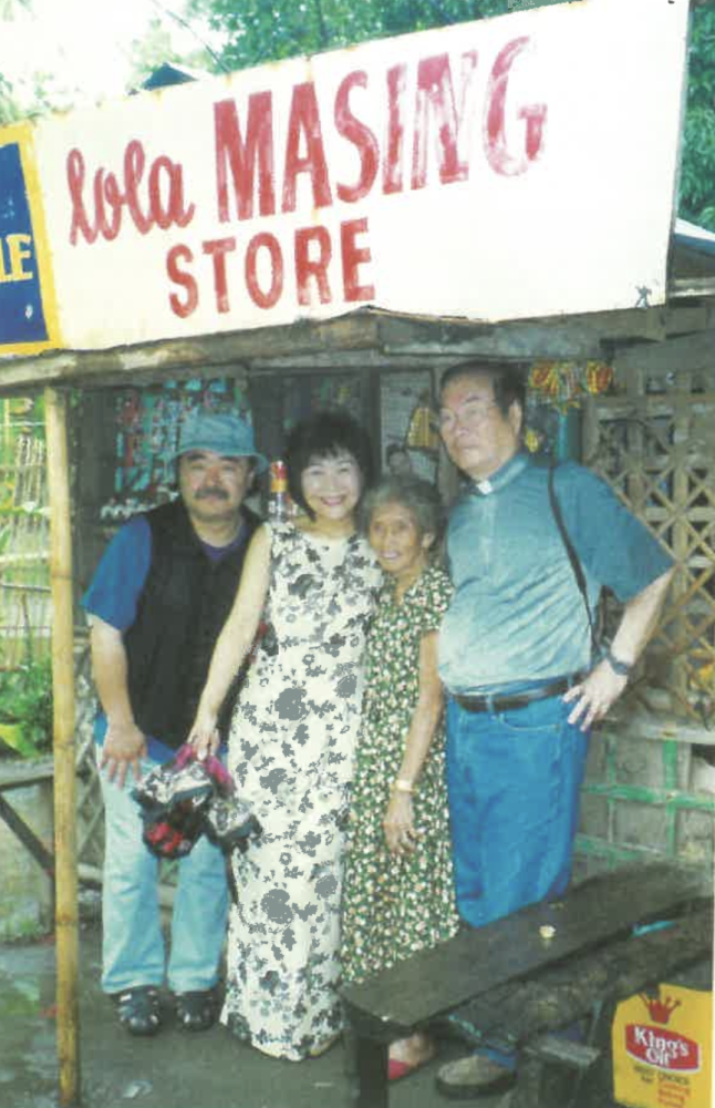 [사진 2] 2000년 12월 27일, 로라 마싱의 가게 앞. 왼쪽부터 몬마 마사키, 다카지마 다쓰에, 로라 마싱, 오쿠라 가즈미 신부 (출처 :  『그날이 오면』)