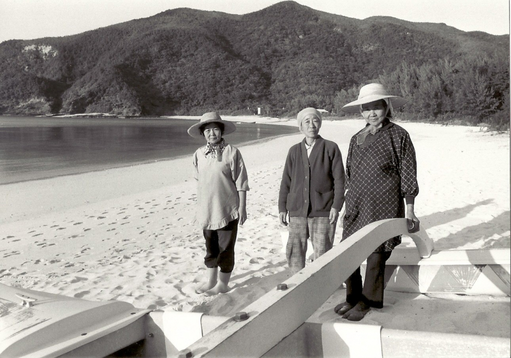나칸다카리 하쓰코 씨(왼쪽)와 신자토 요시에 씨(오른쪽)와 함께 바닷가에서. 가운데가 배봉기이다. ⓒ가와타 후미코