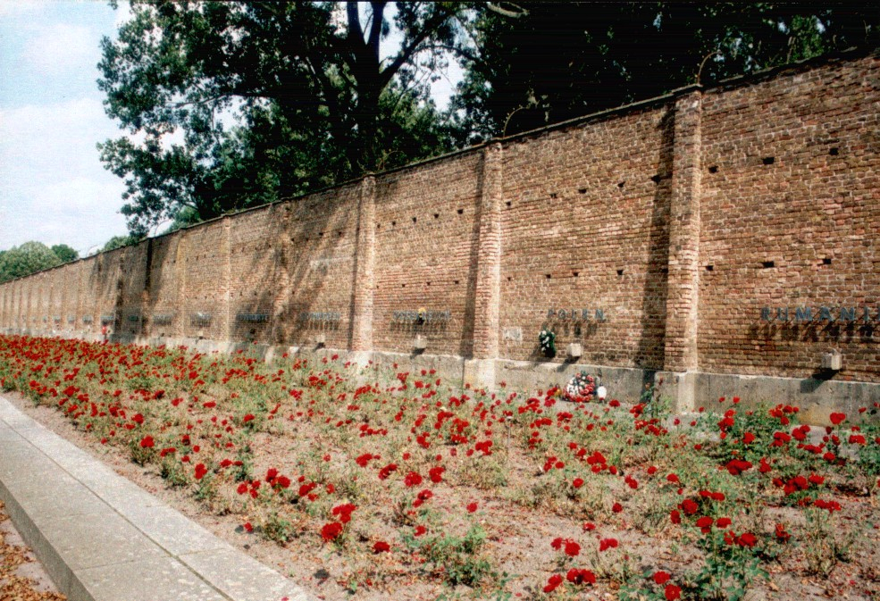 라벤스브뤽 여자수용소 기념관의 벽. 수용소에 끌려온 여성들의 출신국가가 적혀있다. ©wikimedia commons