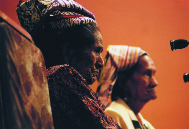 2000년 여성법정에 참석하여 증언을 하고 있는 동티모르 '위안부' 2명 (사진제공 : VAWW RAC)