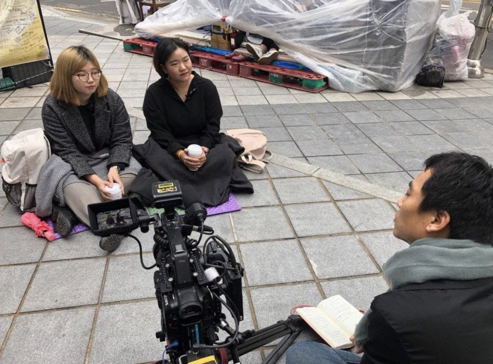 2019년 3월, 평화의 소녀상 근처에서 평화나비 대학생들을 인터뷰 하고 있다. (사진 제공: 송원근)