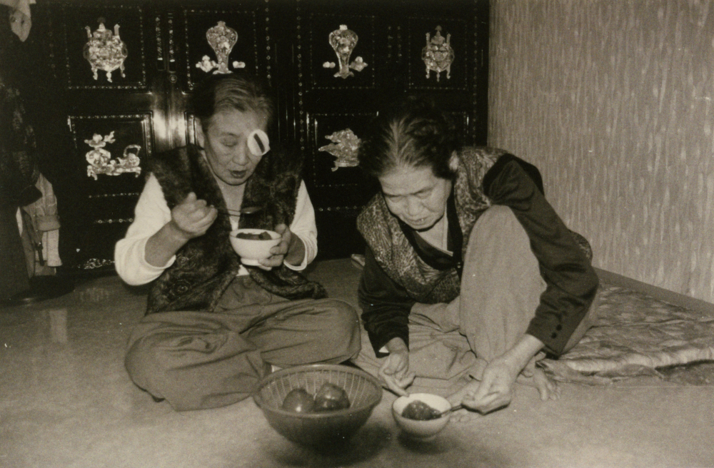 김복동이 나눔의집 방 안에서 박두리(오른쪽)와 함께 식사를 하고 있다.  (사진 제공 : 나눔의 집)