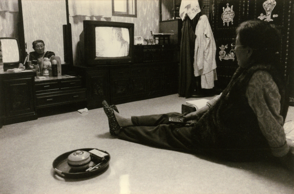 김복동이 나눔의 집 방 안에서 편하게 앉아 TV를 보고 있다.  (사진 제공 : 나눔의 집)
